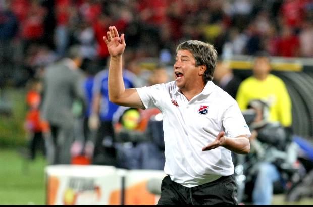 Juan Antonio S&#225;nchez - El t&#233;cnico Bolillo G&#243;mez y su desespero desde el banco.