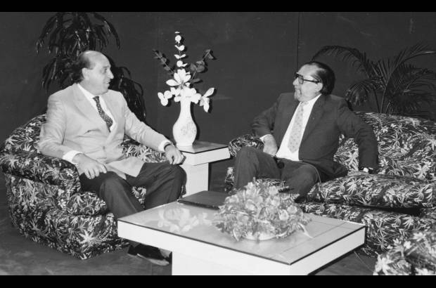 Archivo - Jorge Hern&#225;ndez en una conversaci&#243;n con Fernando Gonz&#225;lez Pacheco.