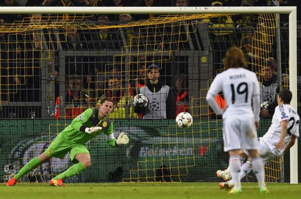 AFP - A los 16 minutos el Madrid desperdici&#243; un tiro penal cuando el arquero Weidenfeller contuvo el remate de Di Mar&#237;a.