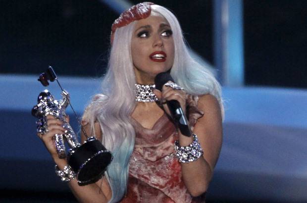 Cortes&#237;a - 19. El vestido de carne que us&#243; en los VMA&#39;s de 2010 pesaba alrededor de 23 kilos.
