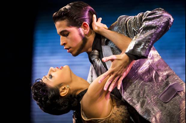 AP - Una pareja baila Tango de escenario en el Campeonato Mundial de este a&#241;o que se realiza en Buenos Aires, Argentina.