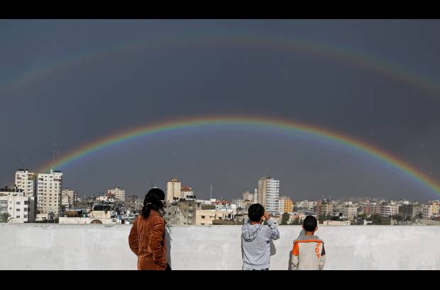 AP - El arco iris se ve en la regi&#243;n de Palestina luego de fuertes lluvias en la ciudad de Gaza.