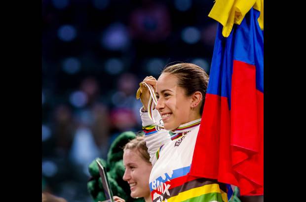 Cortes&#237;a - Orgullo patrio. Mariana Paj&#243;n celebra su t&#237;tulo n&#250;mero 16 con la bandera de Colombia.