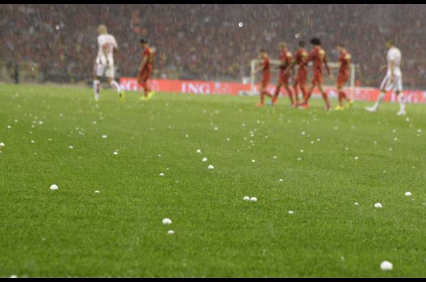 AP - En los días previos al Mundial los jugadores se prepararon jugando partidos amistosos. Los equipos de Túnez y Bélgica sufrieron una dura tormenta en el estadio rey Baduino en Bruselas.