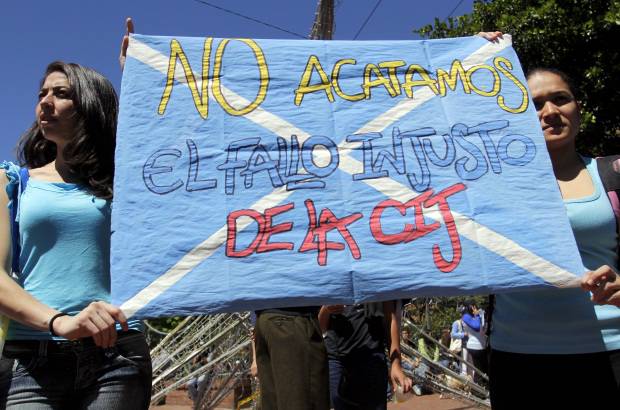Colprensa - Hombres, mujeres y ni&#241;os, con pancartas alusivas a nuestro territorio insular, y con arengas como La patria no se regala, NO al fallo.