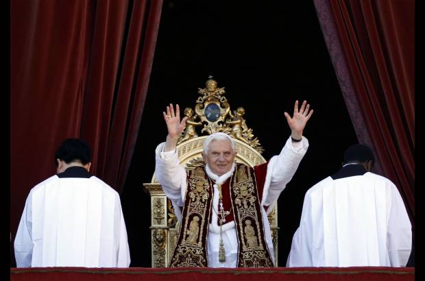 Reuters - Tras el mensaje, el papa imparti&#243; la bendici&#243;n &quot;Urbi et Orbi&quot; (a Roma y a todo el mundo) en 65 idiomas, entre ellos espa&#241;ol.