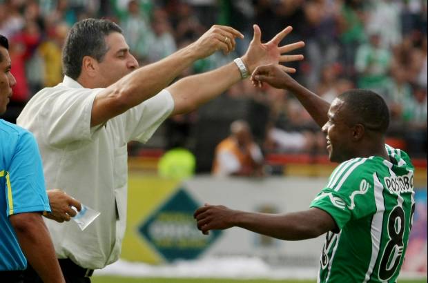 Juan Antonio S&#225;nchez - Un abrazo profundo que corresponde a la confianza que siempre le ha brindado Santiago Escobar a Dorlan. &quot;Mem&#237;n&quot; la paga con buen f&#250;tbol y goles.