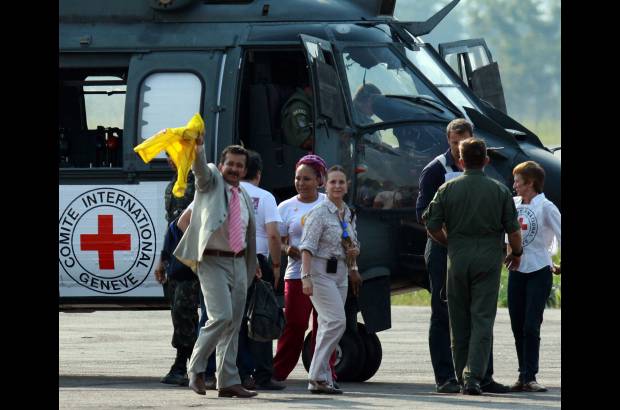 Ra&#250;l Palacios, enviado especial Colprensa - Armando Acu&#241;a, secuestrado por las Farc por 20 meses, lleg&#243; emocionado y estrenando traje desde un lugar de la selva de Caquet&#225;. Propuso crear una unidad nacional por la reconciliaci&#243;n y urgi&#243; por el intercambio humanitario.