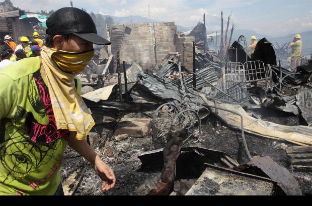 Hern&#225;n Vanegas - Bomberos de Medell&#237;n, Sabaneta, Envigado y Copacabana se unieron a los esfuerzos de las unidades despachadas en Bello.