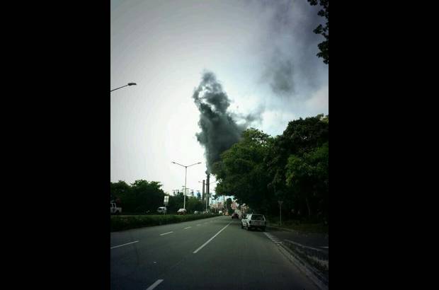 FOTO CORTES&#205;A - Desde diferentes puntos del sur del &#225;rea metropolitana se report&#243; la aparici&#243;n de una columna de humo que sal&#237;a de las instalaciones de Peldar. La empresa inform&#243; que se trata de un trabajo de mantenimiento.