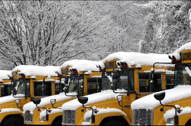 AP - Las escuelas del Condado de Baltimore, Maryland, Estados Unidos fueron cerradas debido a una tormenta de nieve.