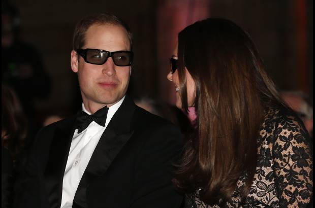 Reuters - El pr&#237;ncipe Guillermo y su esposa Catalina, duquesa de Cambridge, llevan gafas 3D antes de la proyecci&#243;n en el Museo de Historia Natural de Londres, de un especial de David Attengorough.