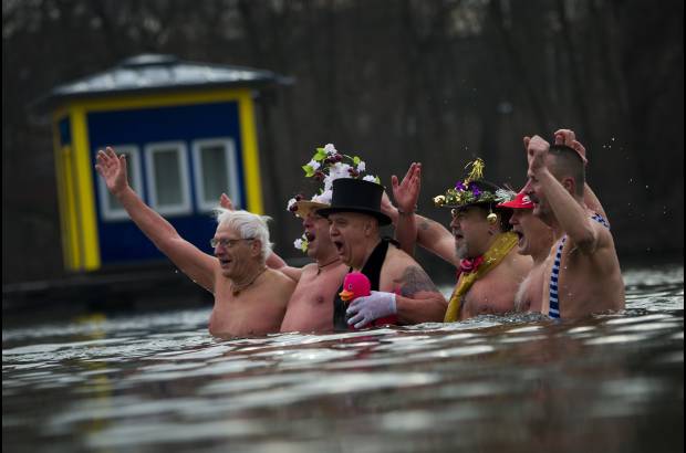 Reuters - El tradicional baño de año nuevo también se realizó en las aguas de Berlín.