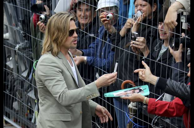 Foto Reuters - Y se fue como hab&#237;a llegado, sonriente, posando amablemente para los fot&#243;grafos y sin parar de firmar aut&#243;grafos.