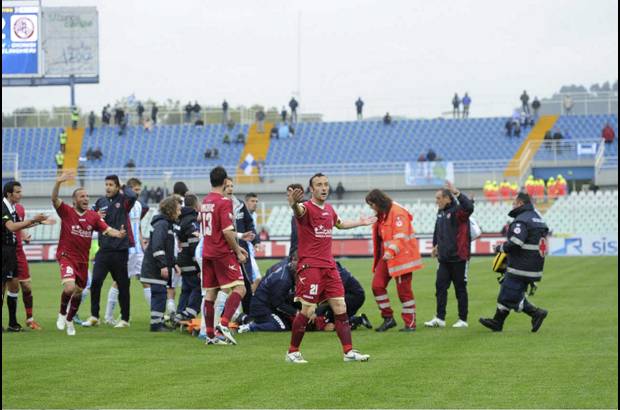 - Morosini falleci&#243; tras desplomarse por una crisis card&#237;aca en pleno partido de la Segunda Divisi&#243;n (Serie B) de la Liga de Italia.