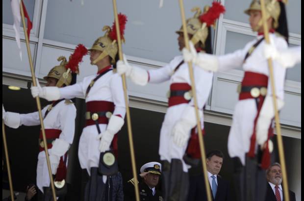 Reuters - Con honores militares fue recibido el presidente Juan Manuel Santos en Brasil.
