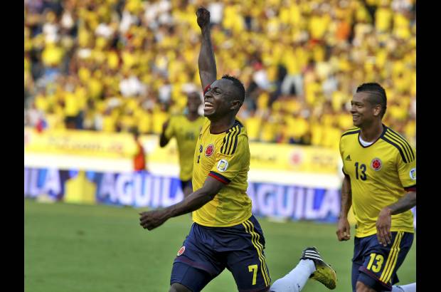 FOTO JUAN ANTONIO SÁNCHEZ - Pablo Armero fue el encargado de poner la puntilla (5-0) y abrir la fiesta en el estadio Metropolitano al adelantarse con un remate ante el portero Arias.