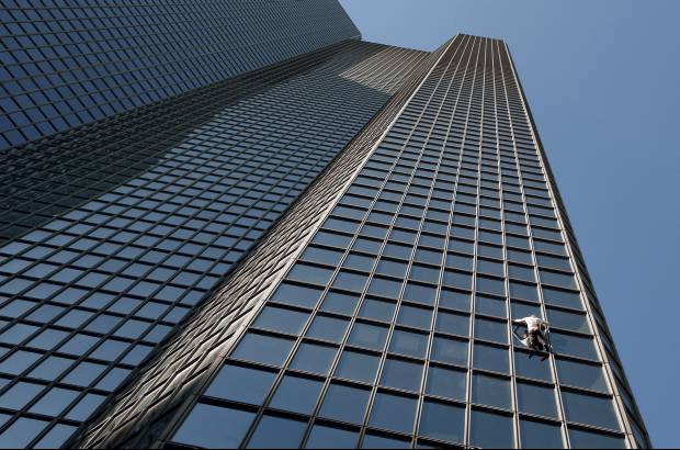 AFP - Alain Robert, el escalador urbano franc&#233;s conocido como Spiderman, sube este edificio cerca a Par&#237;s.