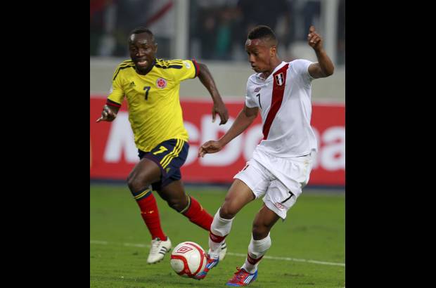 Reuters - La banda izquierda, de Pablo Armero, fue el lugar por donde m&#225;s atac&#243; Per&#250; con Andr&#233; Carillo.