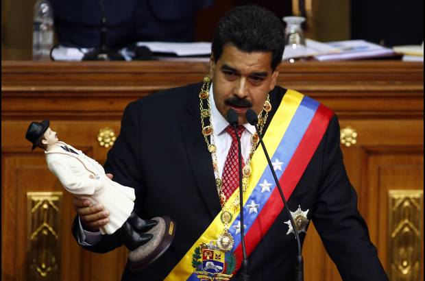 RE - El presidente de Venezuela Nicolas Maduro sostiene la figura de Jos&#233; Gregorio Hern&#225;ndez para rezar por la salud de la presidenta de Argentina Cristina Fern&#225;ndez.