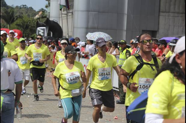 Esteban Jaramillo y Sebastián Salazar - Más de 10 mil competidores se dieron cita en esta histórica cita deportiva que se corría en las modalidades de 5, 10, 21 y 42 kilómetros.