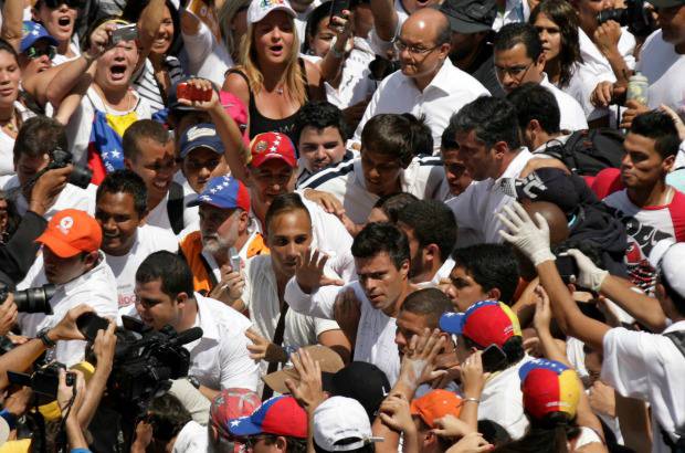 Reuters - L&#243;pez dijo a sus seguidores que no teme ir a la c&#225;rcel por defender sus creencias y el derecho constitucional a protestar pac&#237;ficamente contra el presidente Nicol&#225;s Maduro.