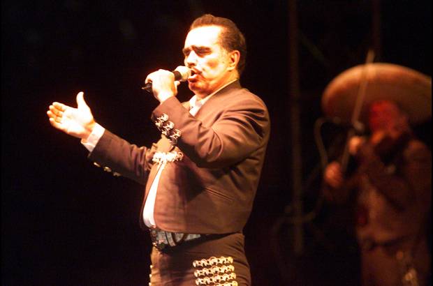 Cortes&#237;a - Vicente Fern&#225;ndez siempre ha llenado sus conciertos. En la imagen el espect&#225;culo que brind&#243; en el Estadio Atanasio Girardot el 18 de junio de 2005.