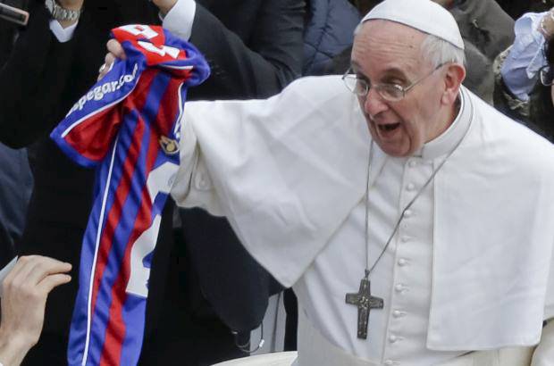 AP - Los hinchas de San Lorenzo de Almagro agitaron desde la tribuna varias banderas del Vaticano durante el encuentro del equipo con el Newell.