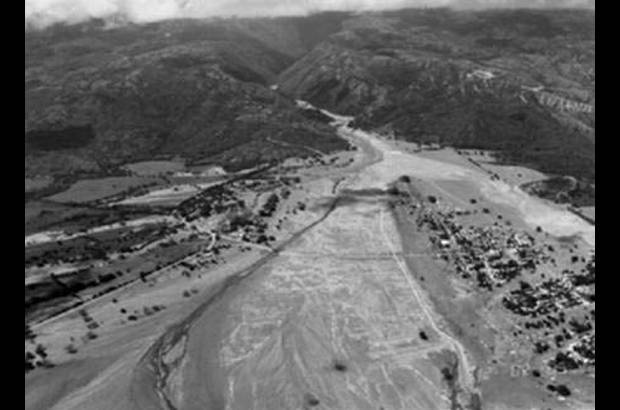 Foto Cortes&#237;a FAC - Este martes 13 de noviembre, hace 27 a&#241;os, una avalancha de lodo y piedras sepult&#243; a la poblaci&#243;n de Armero y caus&#243; la muerte a cerca de 25 mil personas. El cr&#225;ter Arenas del Nevado del Ruiz hizo erupci&#243;n y su deshielo provoc&#243; la avalancha de lodo que desapareci&#243; a Armero. Esta fue la primera imagen con que se encontraron los oficiales que llegaron a la zona