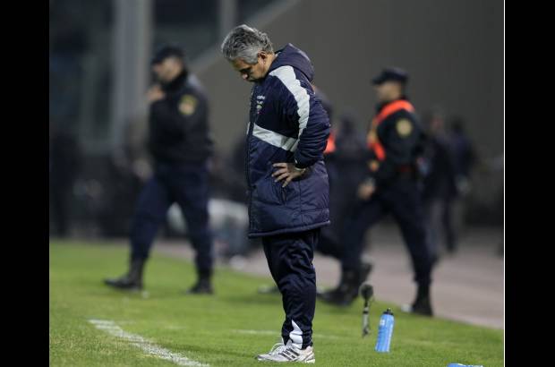 Reuters - Reinaldo Rueda admiti&#243; que hay rumores sobre su salida de la selecci&#243;n, pero considera que tendr&#225; que sentarse con los directivos y analizar lo que ha ocurrido para concretar si va a seguir o no al frente de Ecuador, aunque considera que el equipo no pas&#243; la evaluaci&#243;n de la Copa Am&#233;rica porque hubo equivocaciones.