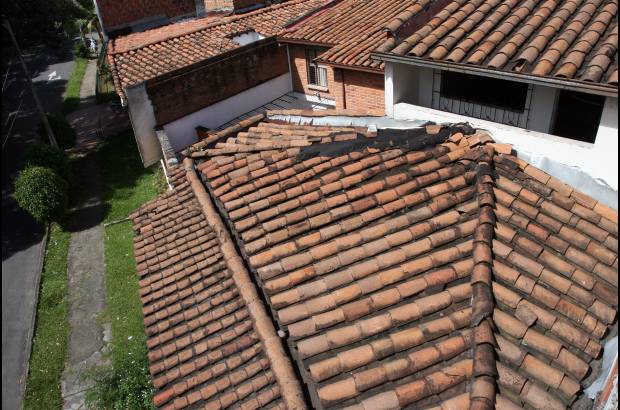 FOTO ARCHIVO EL COLOMBIANO - El 2 de diciembre, las labores de inteligencia permitieron a las autoridades rastrear las llamadas que Escobar le hizo a su hijo Juan Pablo, para llegar hasta la vivienda donde se escond&#237;a en el barrio Los Olivos, occidente de Medell&#237;n, y dar muerte al entonces hombre m&#225;s buscado del mundo.