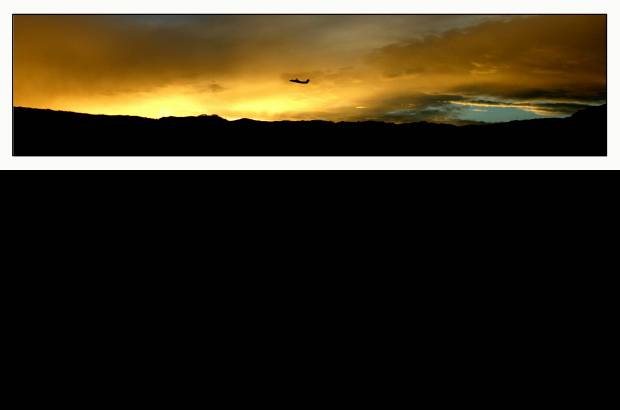 Henry Agudelo - Un atardecer acaramelado de Medellín.