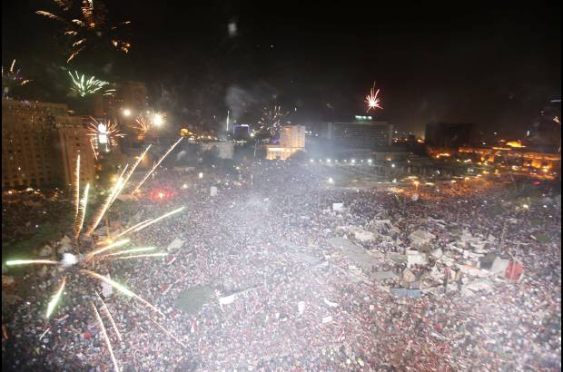 Reuters - Los manifestantes que estaban en contra del presidente egipcio, Mohamed Mursi, celebraron la noticia con fuegos artificiales.
