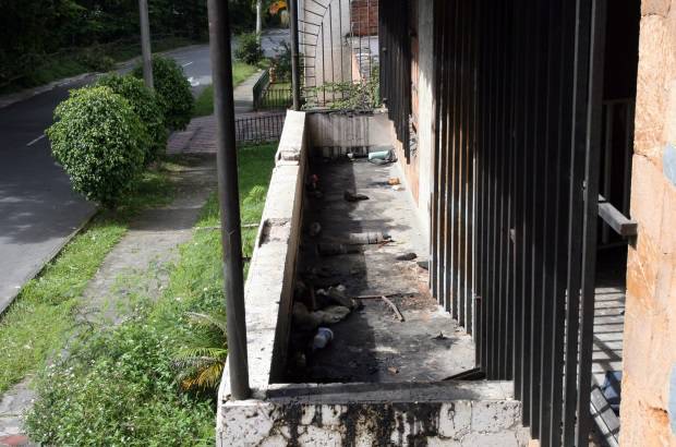 FOTO ARCHIVO EL COLOMBIANO - El 2 de diciembre, las labores de inteligencia permitieron a las autoridades rastrear las llamadas que Escobar le hizo a su hijo Juan Pablo, para llegar hasta la vivienda donde se escond&#237;a en el barrio Los Olivos, occidente de Medell&#237;n, y dar muerte al entonces hombre m&#225;s buscado del mundo.