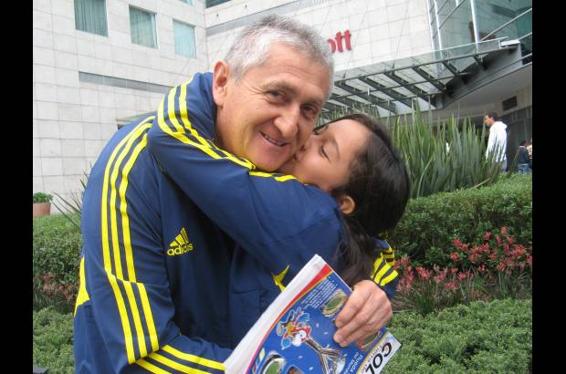 Wilson D&#237;az S&#225;nchez - El t&#233;cnico Eduardo Lara con su hija en el lugar de concentraci&#243;n de la selecci&#243;n Colombia en Bogot&#225;, horas antes al juego.