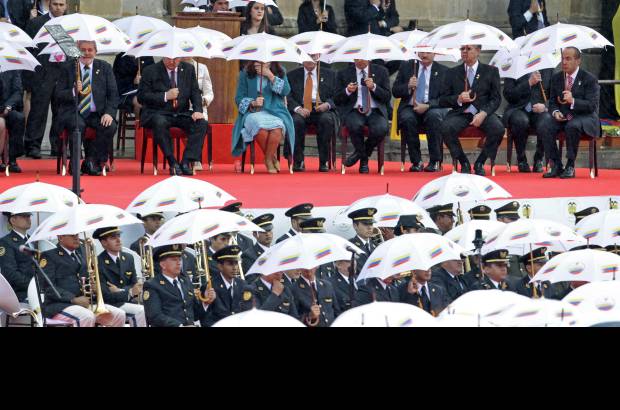 Reuters - Cientos de sombrillas portaron los invitados a la ceremonia, que se realiz&#243; en medio de una leve lluvia.