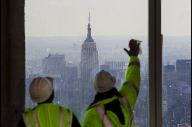 Reuters - El Empire State Building está al frente de los trabajadores que limpian las ventanas del piso de observación número 100 en el One World Trade Center.