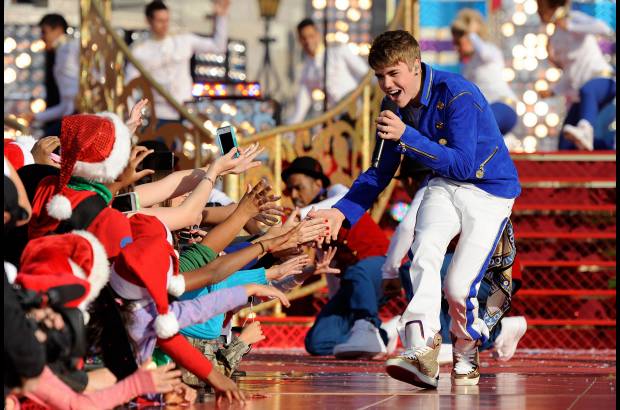 AP - Los afortunados fans que pudieron ser testigos del particular concierto en el parque, sin embargo, el 25 de diciembre la cadena estadounidense ABC emitirá el desfile navideño.