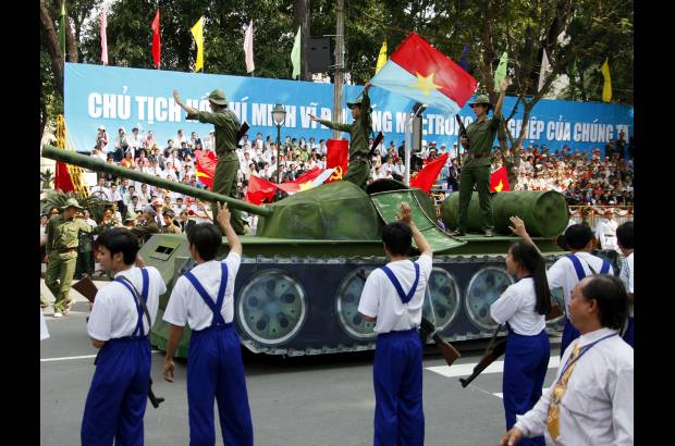 AP - Miles de personas agitaron sus banderas y saludaron a las r&#233;plicas de los carros de combate que desfilaron por las calles de Ho Chi Minh.