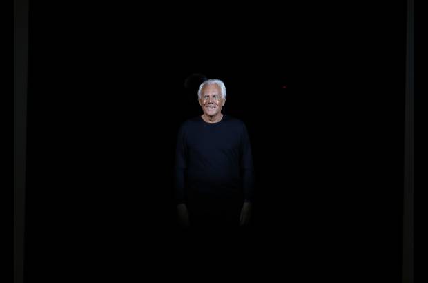 Reuters - Giorgio Armani, de 79 años, cerró la Semana de la Moda femenina de Milán. Sus diseños sorprendieron por teñir la franela de grises claros y oscuros a los que se unió el verde lima, para vestir a una mujer sencilla pero elegante. Para la noche, los vestidos largos palabra de honor o con escotes vertiginosos fueron los encargados de poner la nota de distinción en el desfile.