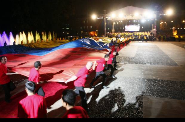 Colprensa - El presidente Juan Manuel Santos vistió la camiseta amarilla de la selección de Colombia y le entregó al técnico Hernán Darío Gómez la bandera que llevará en la Copa América, en un colorido acto celebrado el jueves por la noche.