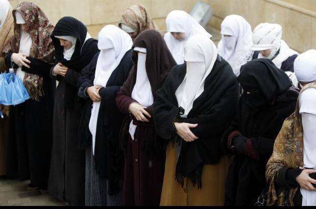 Reuters - La tensi&#243;n y la violencia vividas en los &#250;ltimos d&#237;as, no han disuadido a las mujeres de aportar su granito de arena a este momento hist&#243;rico.