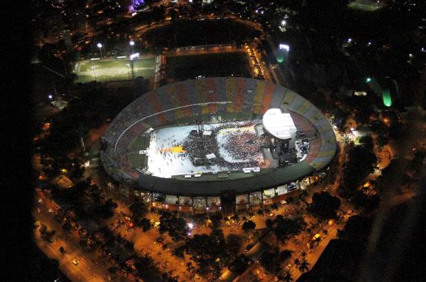 Robinson S&#225;enz - Sobrevuele junto con EL COLOMBIANO el concierto de Madonna. Las grader&#237;as se comienzan a llenar cada vez m&#225;s y a nadie le importa la lluvia, ni la espera, todos quieren ver a su artista.