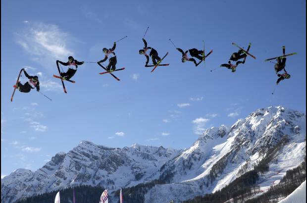 AP - Exposici&#243;n m&#250;ltiple que muestra las clasificatorias de esqu&#237; en los Ol&#237;mpicos de invierno en Sochi.