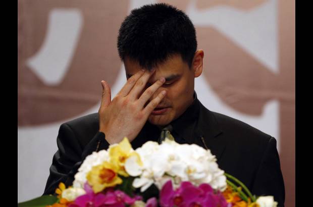 Reuters - Yao, que mide 2,29 metros (7,5 pies), jug&#243; durante ocho temporadas pero se perdi&#243; 250 partidos en los &#250;ltimos seis a&#241;os.