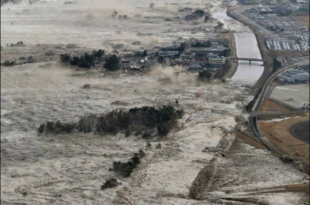 Reuters - El tsunami produjo olas de 10 metros de altura en la costa noreste del país.