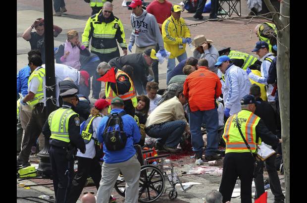 AP - Los organizadores del maratón de Boston dijeron que las explosiones fueron causadas por bombas y trabajan con las autoridades para determinar qué sucedió.
