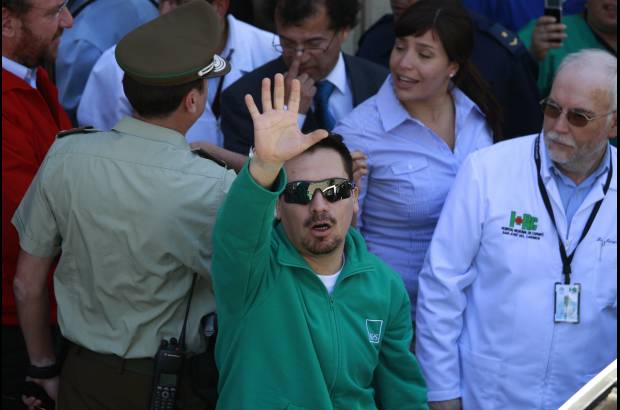 AP - Edison Peña, fanático de la leyenda del Rock and Roll Elvis Presley, recibió una invitación para visitar la mansión del fallecido artista.