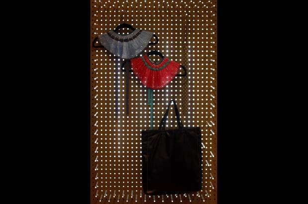 Cortes&#237;a - Para esta temporada, predominan los brazaletes de colores brillantes, tejidos a mano en macram&#233;, inspirados en la cultura africana.