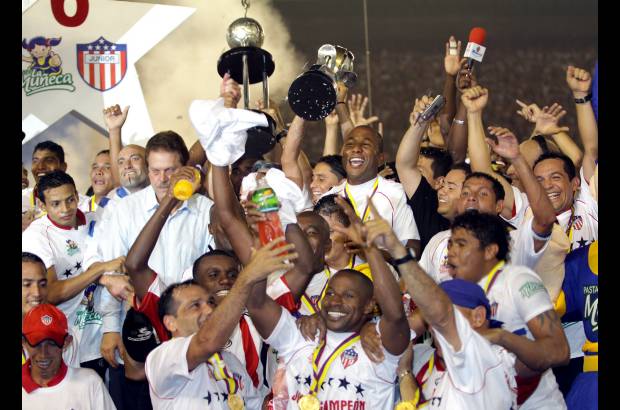 Colprensa - Atl&#233;tico Junior es el nuevo campe&#243;n del f&#250;tbol profesional colombiano, destronando al Independiente Medell&#237;n.